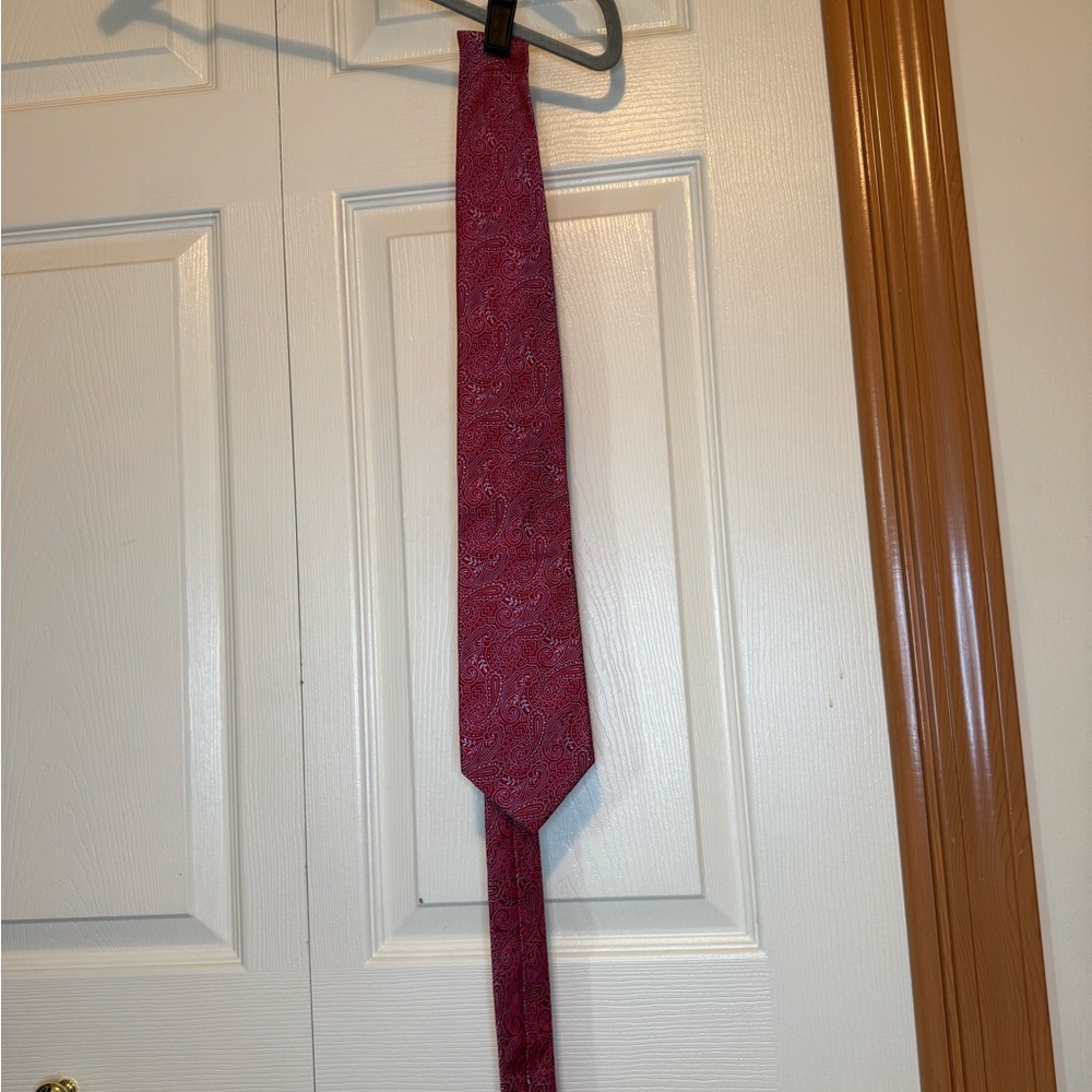 Elegant Paisley Tie - 100% Silk - EUC